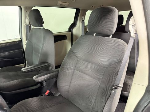 Used 2020 Dodge Grand Caravan SE FWD image 13