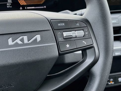 Certified 2025 Kia K4 FWD image 32