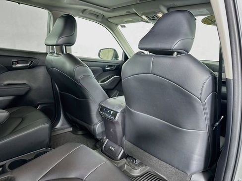 Used 2024 Toyota Highlander XLE FWD image 34