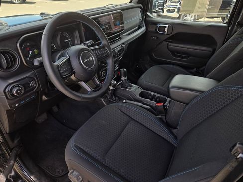 Used 2025 Jeep Wrangler Unlimited Rubicon 4xe w/ Convenience Group AWD/4WD image 9