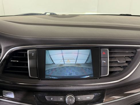 Used 2018 Buick Enclave Essence image 14