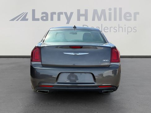 Used 2018 Chrysler 300 Touring w/ Sport Appearance Package image 4