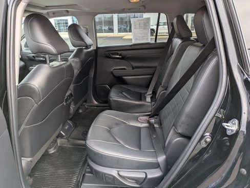 Certified 2023 Toyota Highlander XLE image 20
