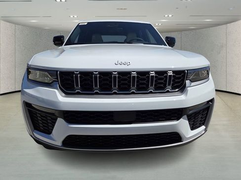 New 2026 Jeep Grand Cherokee Limited RWD image 2