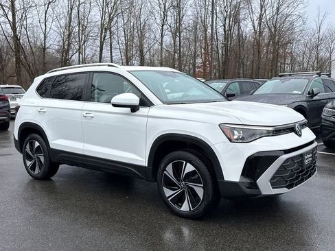 Certified 2025 Volkswagen Taos SE w/ Panoramic Sunroof Package image 2