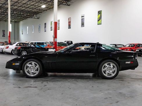 Used 1990 Chevrolet Corvette Coupe RWD image 3