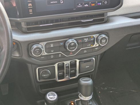 Used 2025 Jeep Gladiator Sport image 19