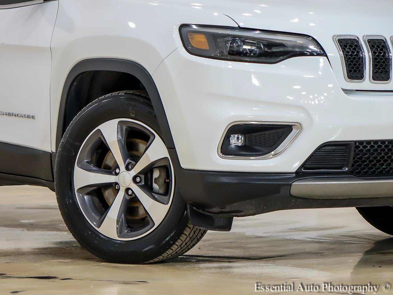 Used 2019 Jeep Cherokee Limited AWD/4WD image 3