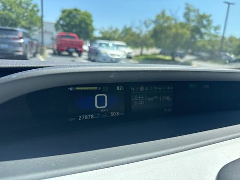 Used 2022 Toyota Prius Limited FWD image 8
