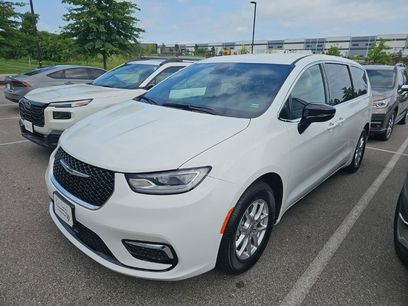 Used 2025 Chrysler Pacifica Select