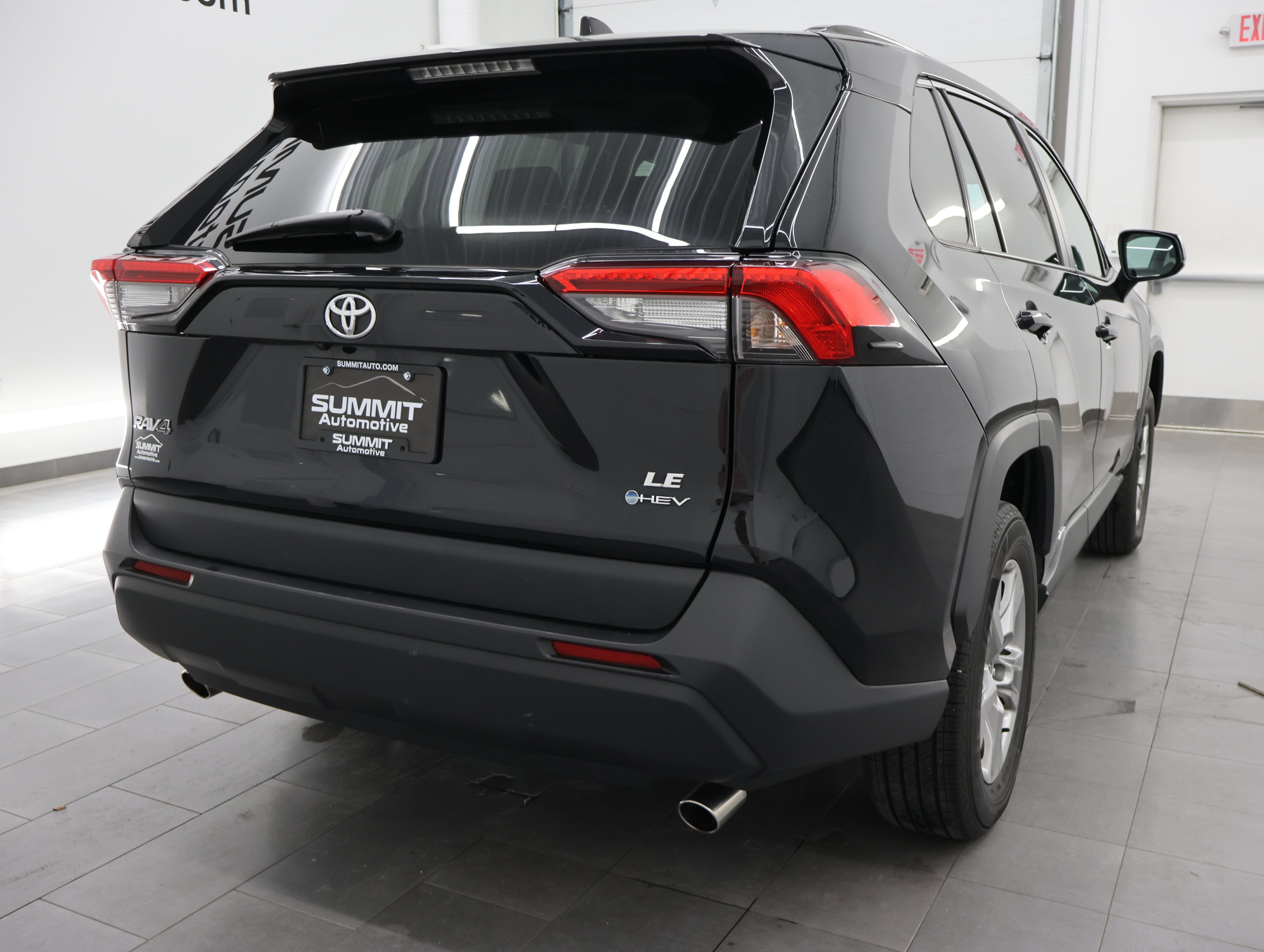 Used 2025 Toyota RAV4 LE AWD/4WD image 4