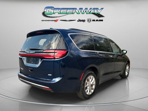 Used 2022 Chrysler Pacifica Touring-L AWD/4WD image 3