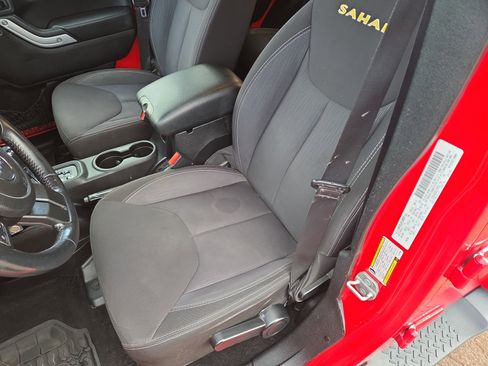 Used 2014 Jeep Wrangler Unlimited Sahara w/ Connectivity Group image 13