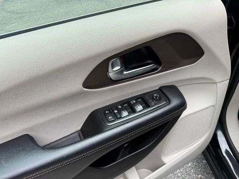 Used 2019 Chrysler Pacifica Touring-L image 24