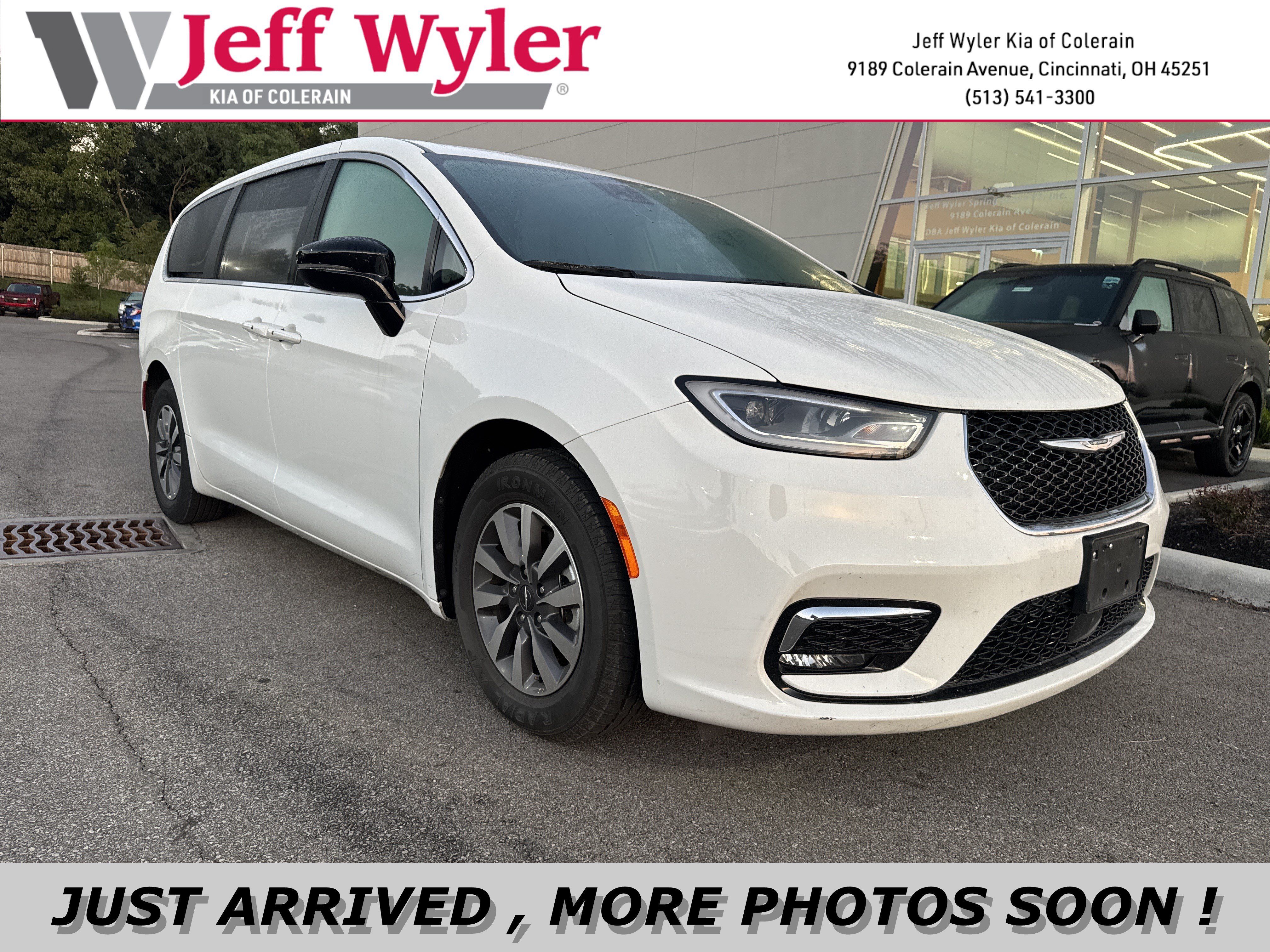 Used 2024 Chrysler Pacifica Limited FWD image 1
