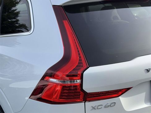 Used 2023 Volvo XC60 B5 Plus image 8