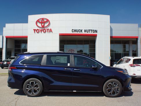 Used 2026 Toyota Sienna Platinum AWD/4WD image 14