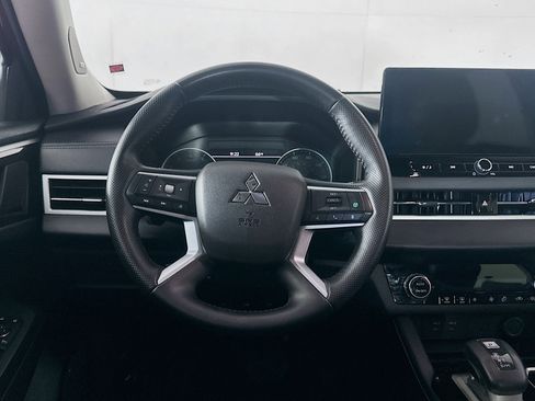 Used 2025 Mitsubishi Outlander SE image 18