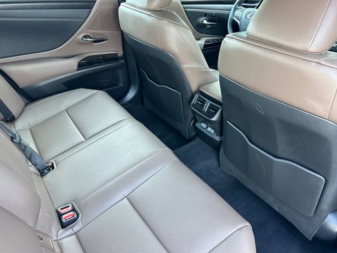 Used 2025 Lexus ES 300h w/ Premium Package FWD image 30