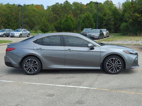 Used 2025 Toyota Camry XLE FWD image 4