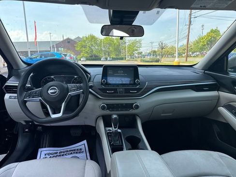 Used 2025 Nissan Altima 2.5 SV FWD image 15