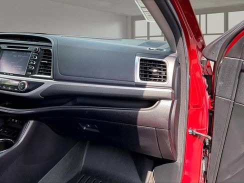 Used 2018 Toyota Highlander SE FWD image 27