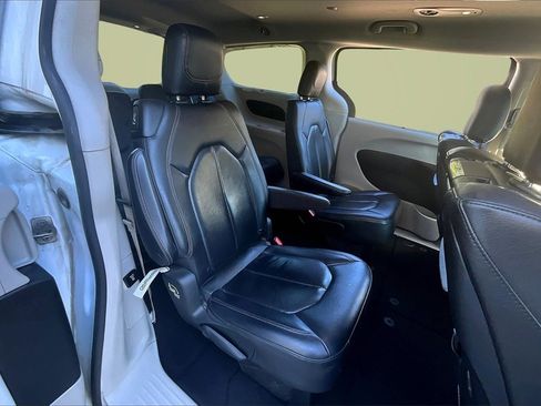 Used 2019 Chrysler Pacifica Touring-L Plus w/ Advanced Safetytec Group image 23