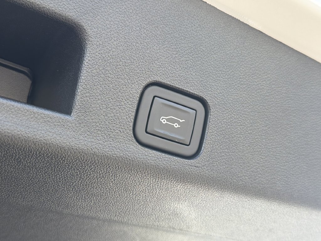 Used 2026 GMC Acadia Elevation w/ Elevation Premium Package FWD image 6