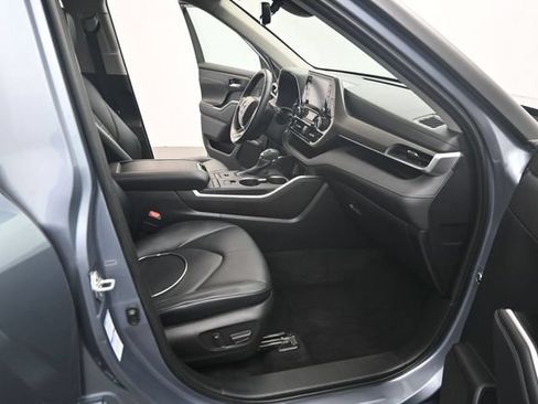 Used 2022 Toyota Highlander XLE AWD/4WD image 17
