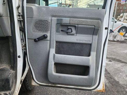 Used 2011 Ford E-250 and Econoline 250 image 8