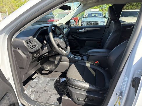 Used 2025 Ford Escape SE FWD image 12