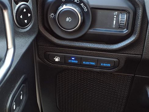 Used 2024 Jeep Wrangler Unlimited w/ Convenience Group AWD/4WD image 18