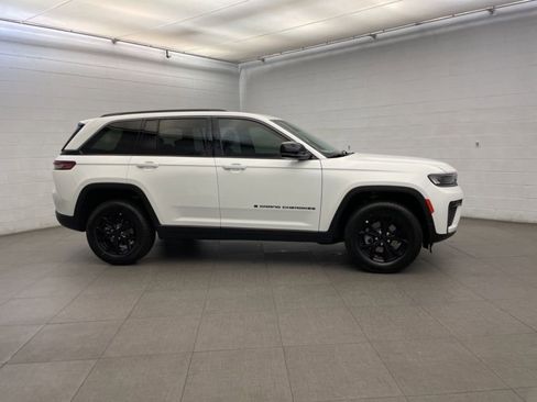 New 2026 Jeep Grand Cherokee Altitude RWD image 2