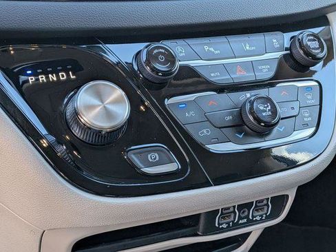 Certified 2023 Chrysler Pacifica Touring-L FWD image 22