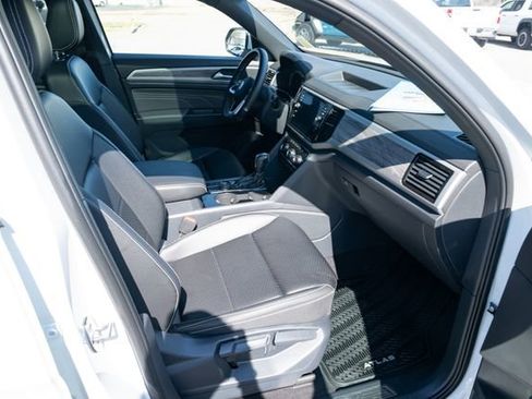 Certified 2023 Volkswagen Atlas Cross Sport SE w/ Panoramic Sunroof Package image 40