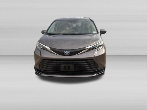 Used 2023 Toyota Sienna LE FWD image 9