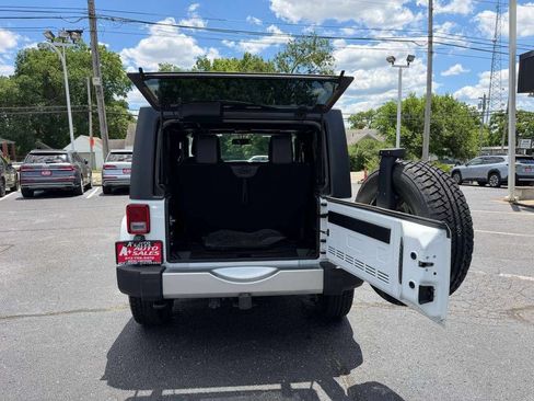 Used 2017 Jeep Wrangler Sahara w/ Connectivity Group AWD/4WD image 18