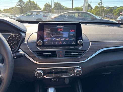 Used 2025 Nissan Altima 2.5 SV FWD image 17