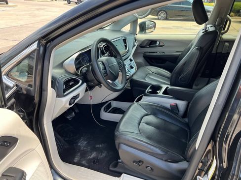 Used 2022 Chrysler Pacifica Touring-L w/ Uconnect Theater Family Group FWD image 6