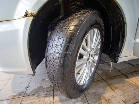 Used 2012 Chrysler Town & Country Limited image 13