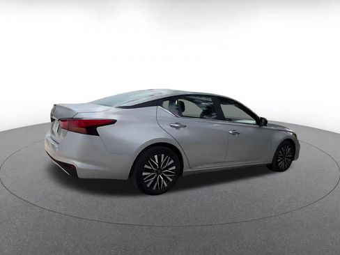 Used 2025 Nissan Altima 2.5 SV FWD image 12