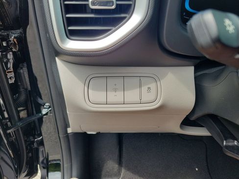 Certified 2025 Hyundai Venue SEL image 12