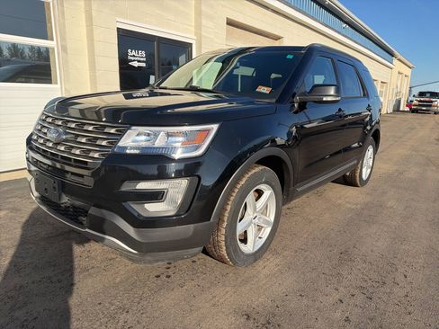 Used 2017 Ford Explorer XLT w/ Equipment Group 201A AWD/4WD image 2