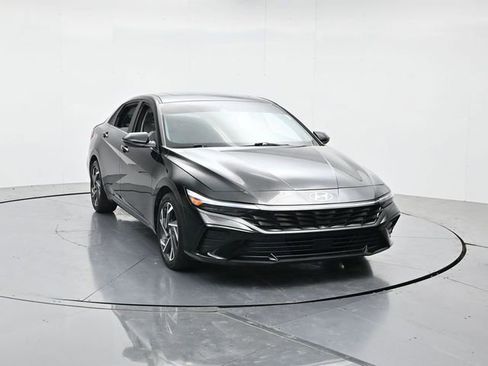 Used 2025 Hyundai Elantra Limited FWD image 4