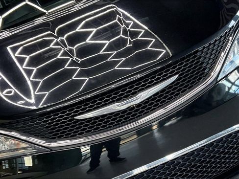 Used 2017 Chrysler Pacifica Touring-L image 34