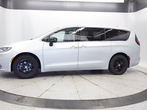 Certified 2024 Chrysler Pacifica Touring-L FWD image 2