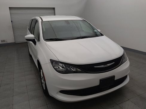 Used 2022 Chrysler Voyager LX FWD image 14