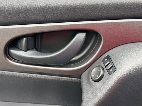 Used 2020 Nissan Rogue Sport S image 22