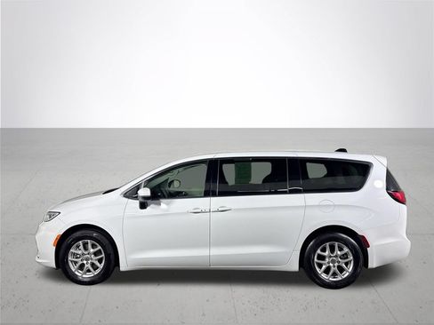 Used 2023 Chrysler Pacifica Touring-L FWD image 9
