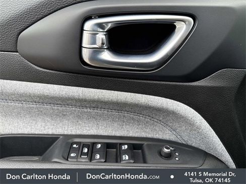 Used 2024 Jeep Compass Latitude image 11